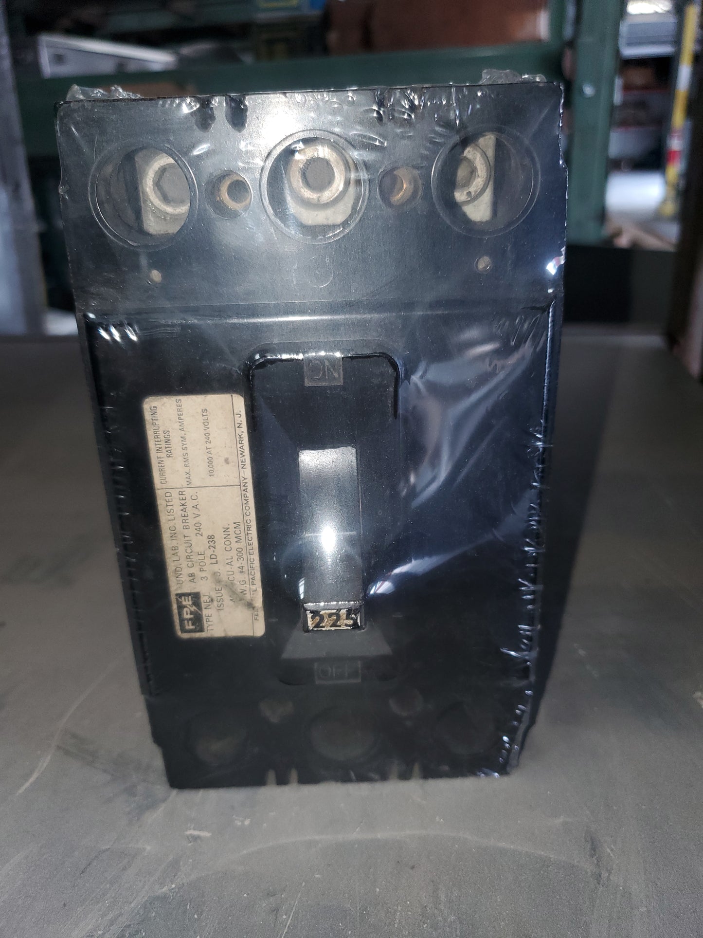 NEJ233225 - FPE 225A AMP 3P POLE 10kA@240V BOLT ON CIRCUIT BREAKER - U FLAW